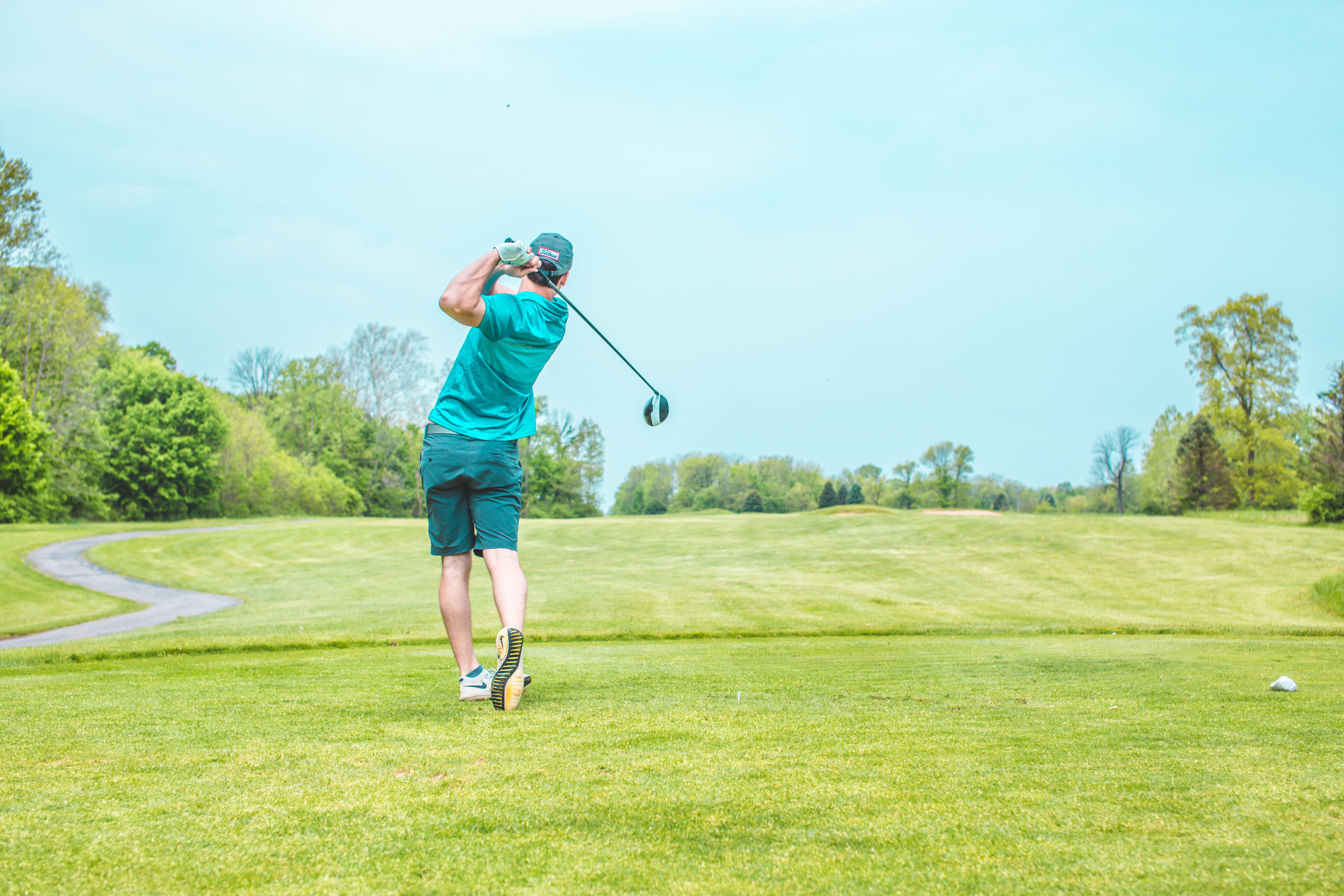 Man playing golf at a youth sports team fundraiser tournament