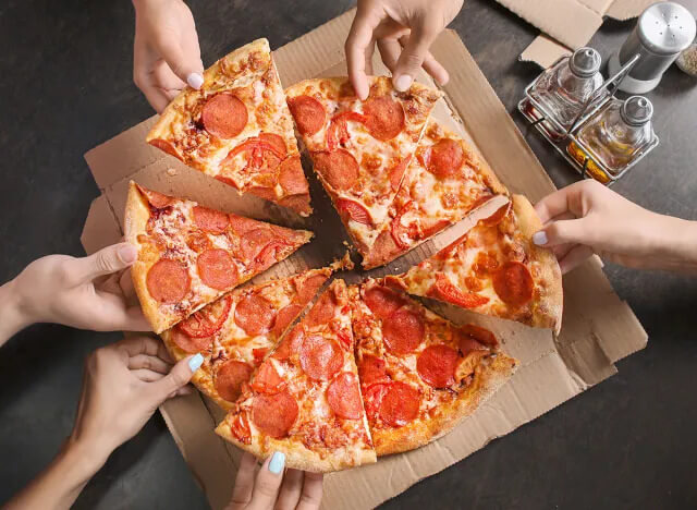 group-eating-pizza